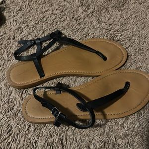 UNIVERSAL THREAD women’s between the toe black sandals size 11